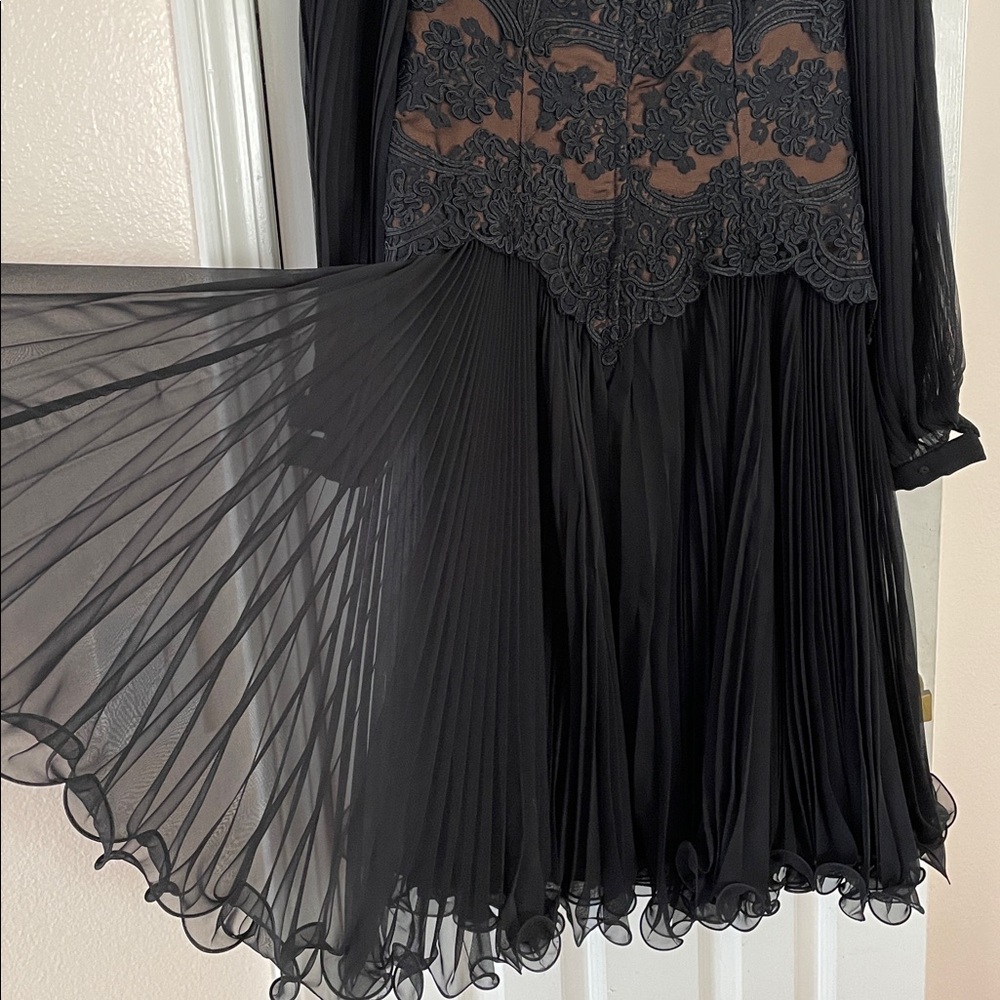 Travilla I.Magnin Vtg.Elegant Black Pleated Dress with Lace Detail Bodice - Picture 12 of 16